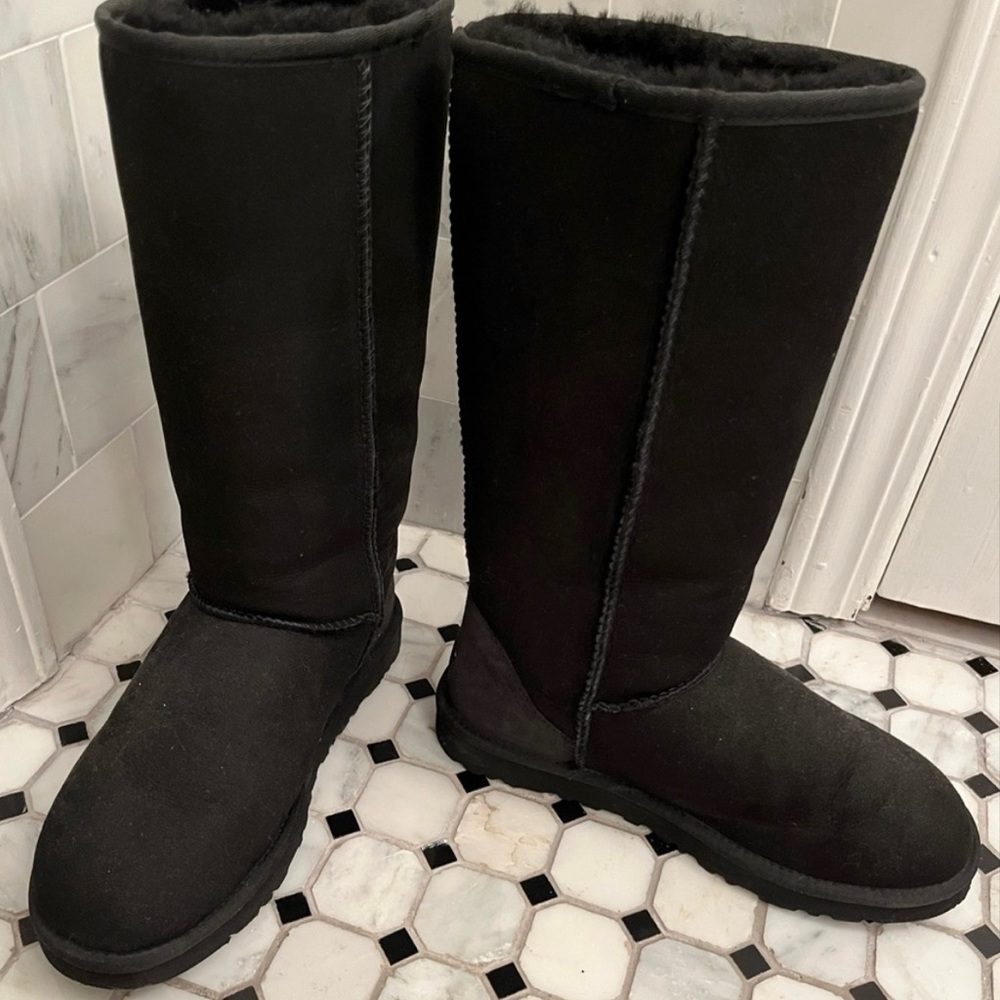 BLACK WOMENS UGGS!